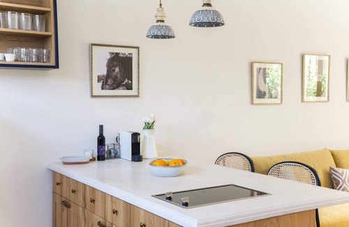 Jaffa Apartment | Elegant Escape: Stylish Sanctuary for Two