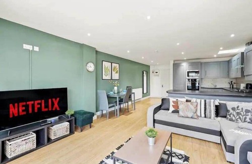 Staple Hill Apartment | Elegant Flat in Bristol - Sleeps 8