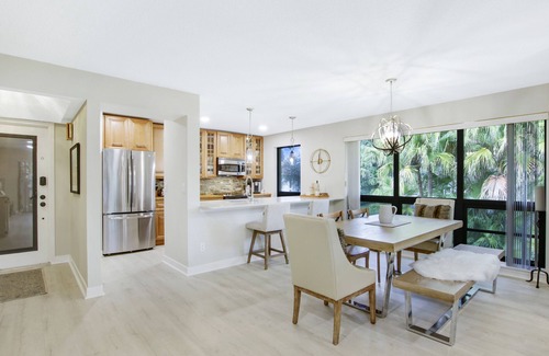 Hunt Club Condo | Elegant Golf Villa in the PGA National. Pool. Golf. Beach. Spa. Dog friendly.