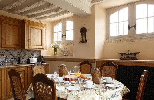 Yvetot-Bocage Cottage | Elegant historic castle with pool, tennis, and Wi-Fi in Yvetot-Bocage