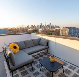 Greater Third Ward Villa | Elegant home with Houston cityscape and rooftop
