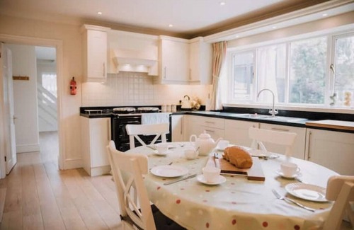 Kington House | Elegant Home with Pool & Sauna near Golf Course