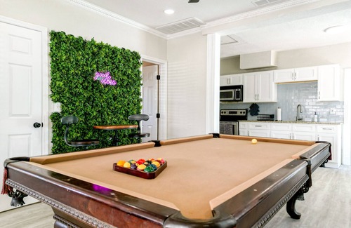 Clearwater House | Elegant House, 5 min from beach, Private Driveway, Fire Pit, Outdoor Patio!