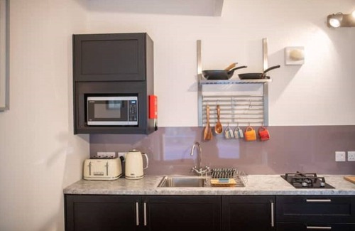 Whiteness Cabin | Elegant Little Wyvis Lodge - Sleeps 2