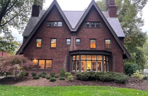 Cleveland Villa | Elegant Mansion-Sleeps 20-Minutes from Clinic & Downtown