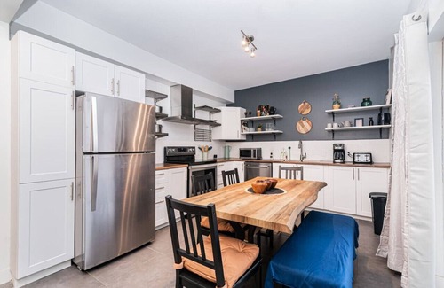 Mercier-Hochelaga-Maisonneuve Apartment | Elegant & Modern 4-Bedroom Retreat in Mercier-Hochelaga | Comfort & Convenience