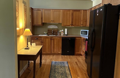 Lexington Apartment | Elegant & Modern Carriage House at Twin Maple Farm