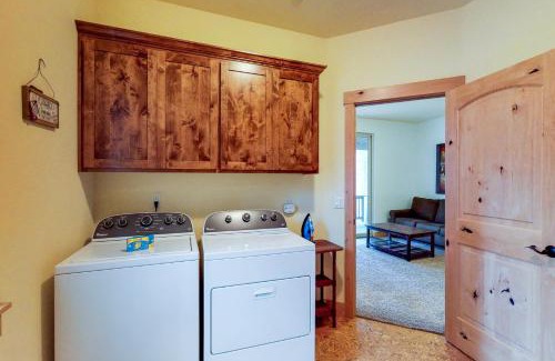 Pioneer Trail House | Elegant Pine