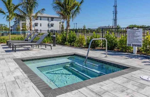 Eastwood Village Apartment | Elegant Pool & Hot Tub with Palm Trees #201