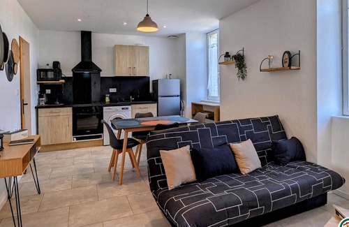 Hericourt Cottage | Elegant renovated apt, private garden, pets allowed