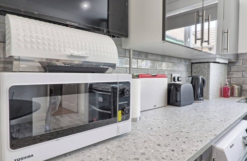 Rayleigh Apartment | Elegant Retreat near Station, Pet-Friendly