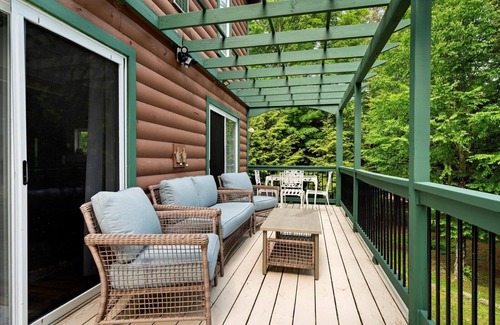 Glenfield House | Elegant Riverfront Home - Pet Friendly!
