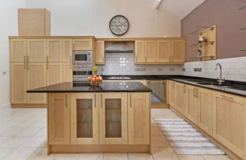 Penarth Apartment | Elegant Seaview Apartment with Garden-Penarth Pier