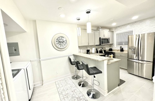 Forest Park House | Elegant Serene | Family Friendly| Private Patio | Close to airport