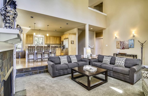 Sagewood House | Elegant & Spacious, 3 Master King Suites! Community Hot Tub (and Seasonal Pool)