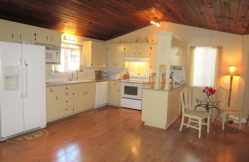 Creswell House | Elegant & Spacious Home, 5 Bed/3 Bath, Sleeps 14, 15 Minutes to U of O.