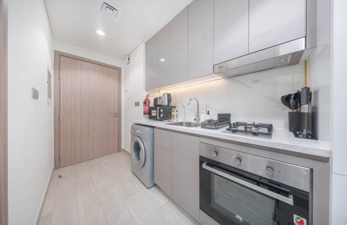 Nad Al Sheba Apartment | Elegant Studio in Meydan Sleeps 3 with Pool