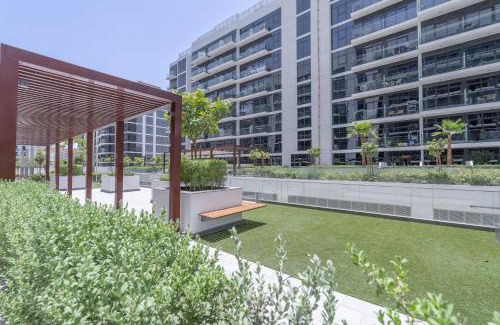 Nad Al Sheba Apartment | Elegant Studio with Garden in Meydan - Dubai