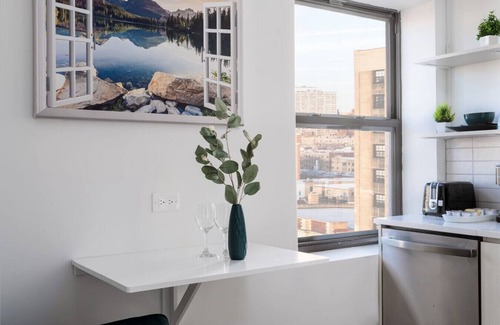 Uptown Apartment | Elegant Style Loft Montrose|13 mins DT|4 mins Lake