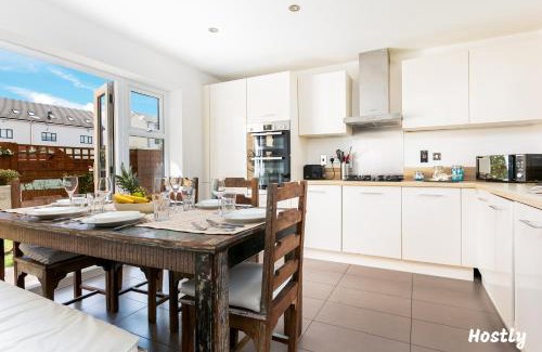 Reading Apartment | Elephant Court - Comfortable, spacious house with parking