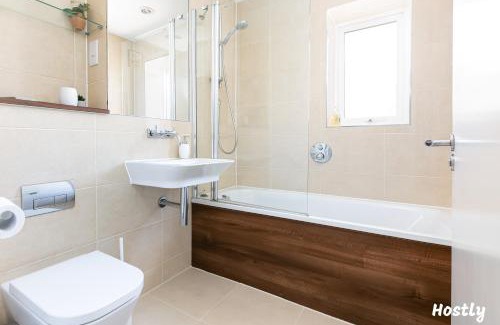 Reading Apartment | Elephant Court - Comfortable, spacious house with parking