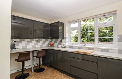 Malvern Cottage | ELERI COTTAGE, pet friendly, with a garden in Great Malvern