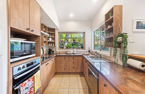 Montville House | Elevata Tropical Villa - Luxe Spa Jacuzzi - Wood Fire - Claw Bath - Pet Friendly