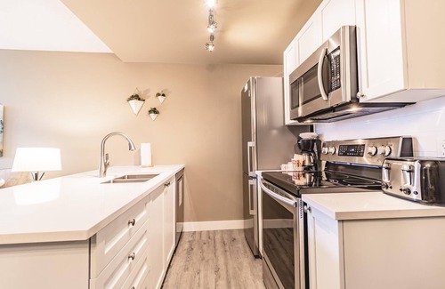 Village North Condo | Elevate Vacations Cascade - 406