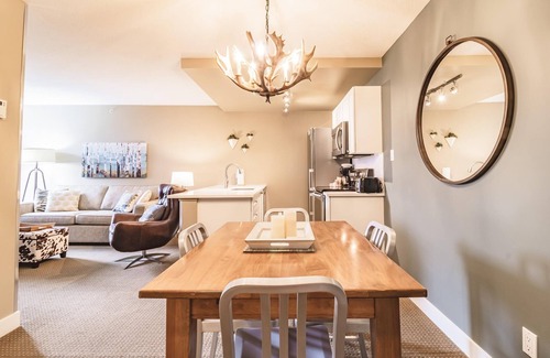 Village North Condo | Elevate Vacations Cascade - 406