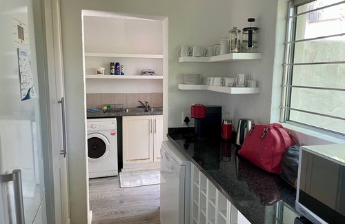 Plettenberg Bay House | Elevated 6‑Bed Sea & Mountain Villa w/AC, WiFi & Flatlet – 3 min to Plett Town