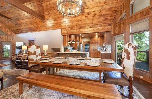 Walland Cabin | 'Elevated Living' ~ Ultra-Luxury on 16 acres w/360° Views ~ Hot Tub!
