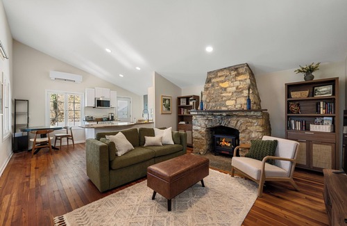 Sharpsburg House | Elevated Potomac River Retreat - King Suite - Riverfront - Large Screened Porch