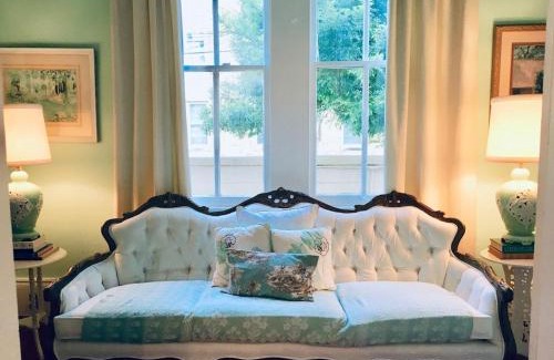 Mid-City House | Elisabeth House DOLLHOUSE, 6 BR, French Quarter, Streetcar sleeps 14!