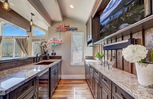 Mountain View Estates House | Elk Point Paradise - AC + Hot Tub + Pool Table