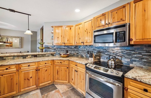 Four O'Clock House | Elk Ridge 432 4 Bedroom Townhouse by RedAwning
