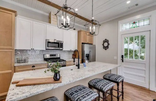 Carrollton House | Ella 1862- Charming 1862 home in historic downtown. Close to Adamson Square.