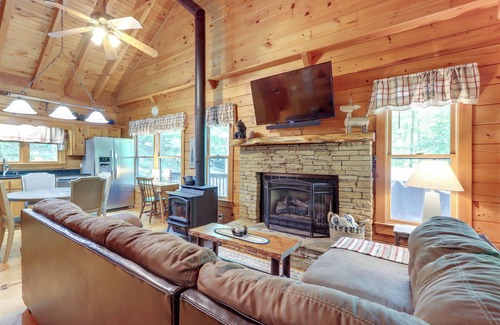 Ellijay Cabin | Ellijay Cabin w/Deck and Hot Tub!