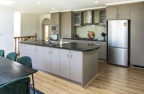 Upwey Villa | Elliott Lodge - Two storey lifestyle property sleeps 10