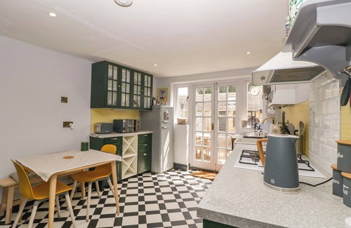 Moreton-in-Marsh Cottage | ELM COTTAGE, pet friendly, with open fire in Moreton-In-Marsh