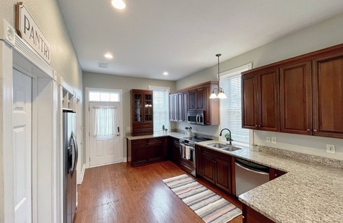 Alton House | Elm Street Escape- Easy Access to Alton & STL