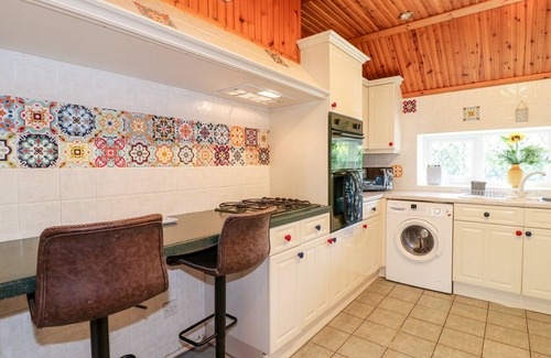 Melton Mowbray Cottage | ELM TREE COTTAGE, family friendly, with a garden in Melton Mowbray