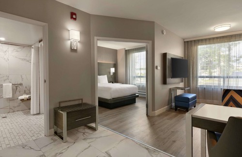 Pointe Claire Hotel | Embassy Suites by Hilton Montreal Airport