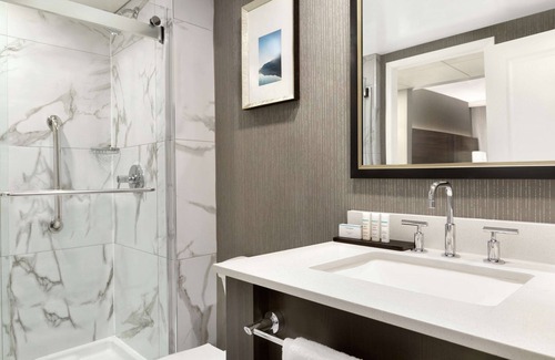 Pointe Claire Hotel | Embassy Suites by Hilton Montreal Airport