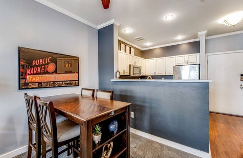 Belltown Condo | Emerald City Escape with Pool and Parking!