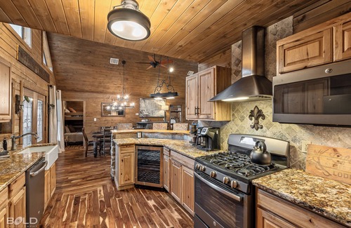 Shreveport House | Emerald Isle Lakefront Lodge with Hot Tub