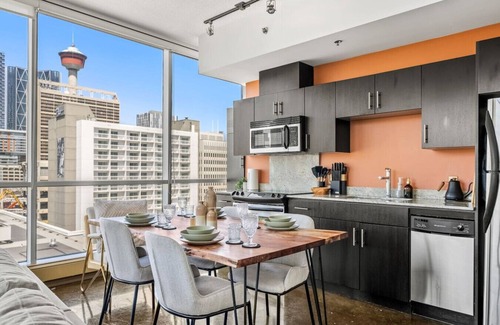 Beltline Condo | Emerald | Skyline View | UG Park | Pets | King Bed