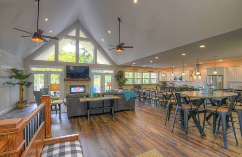 La Follette House | Emerald View Lodge, 10 BR, 12BA, Theater Rm, Sleeps 36
