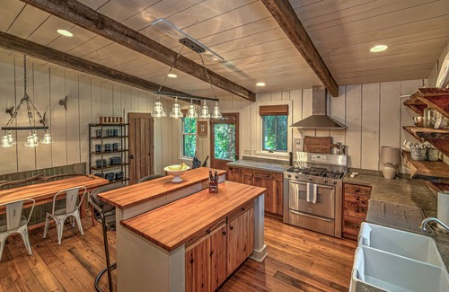 Darien Resort | Emma's Driftwood Farm perfect for retreats & reunions - 5 homes, 2 docks, & pool