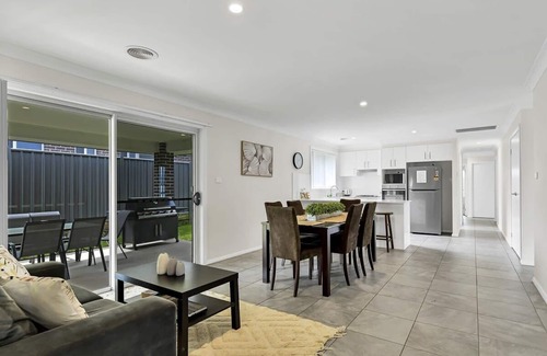 Orange House | Emmaville - Modern, Convenient & Pets Allowed