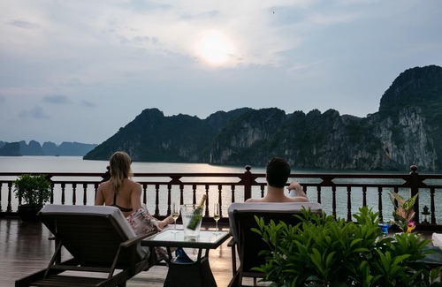 Ha Long Boat Rental | Emperor Cruise Legacy Halong Bay (unique & authentic experience)